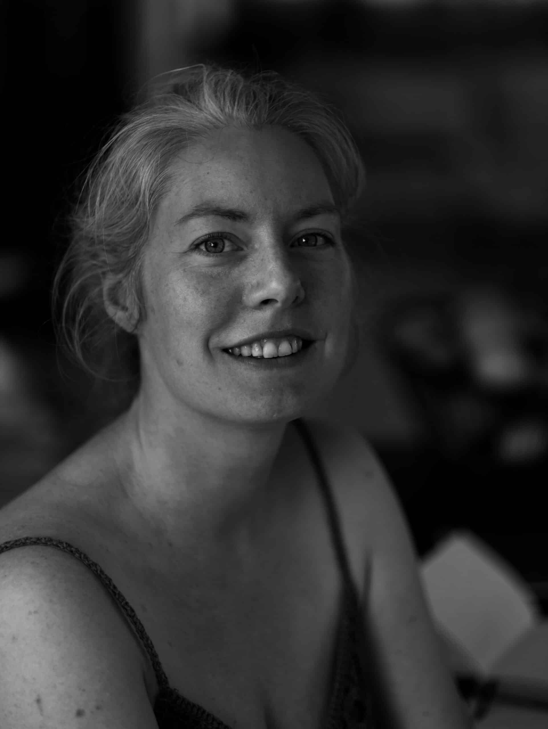 Photo en noir et blanc de l'auteure de livres fantastiques et d'urban fantasy Rubenia Timmerman, qui donne son avis sur la prestation d'audit de site de WenDev. Photo en noir et blanc de l'auteure de livres fantastiques et d'urban fantasy Rubenia Timmerman, qui donne son avis sur la prestation d'audit de site de WenDev.