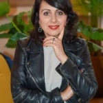 Photo de l'autrice de romans contemporains Julie Altinoglu. Photo en couleurs de l'autrice de romans contemporains Julie Altinoglu, qui donne son avis sur la prestation création de site internet de WenDev.