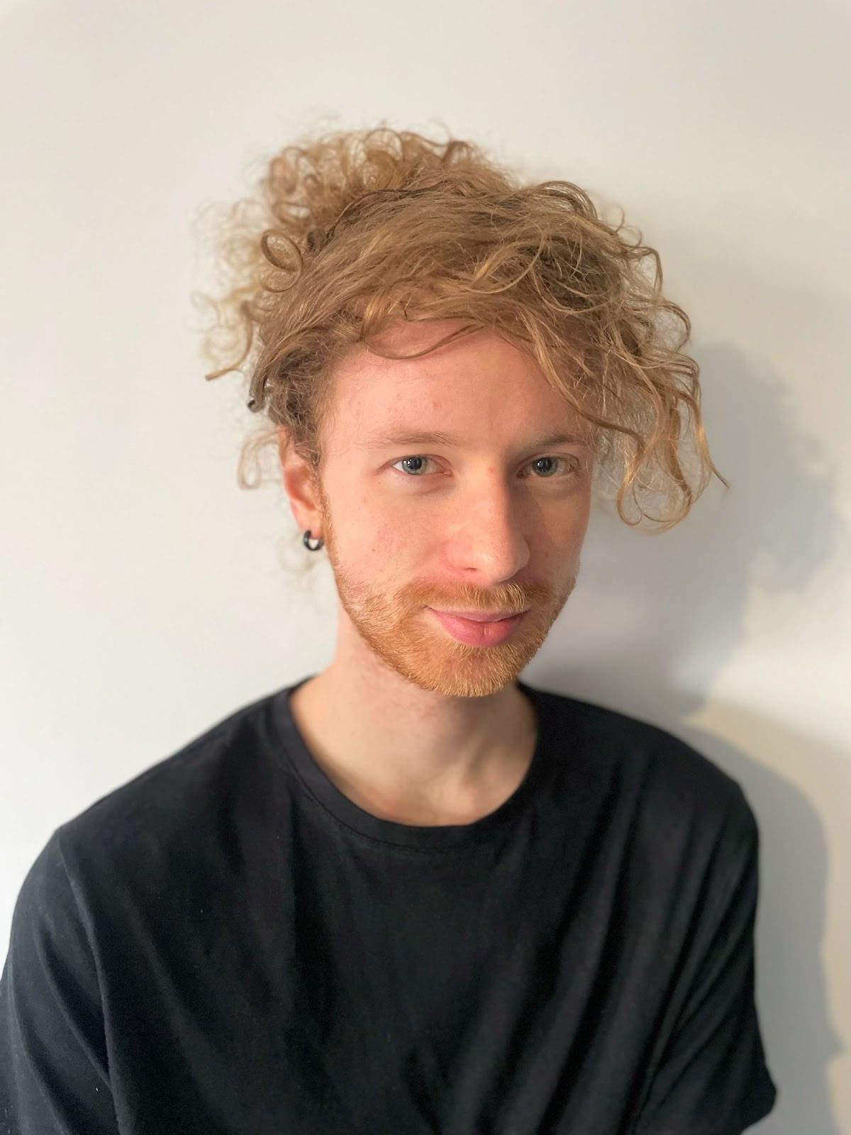Photo en couleur de l'auteur belge Ari Flandroit. Photo en couleur de l'auteur belge Ari Flandroit, pour illustrer son avis sur la prestation de création de site internet d'auteur de WenDev.