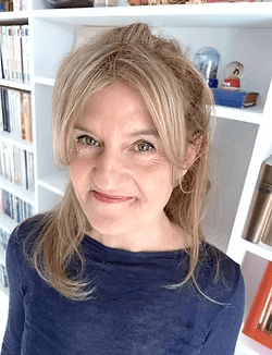 Photo en couleurs de l'autrice Vrignie Achard. Photo en couleurs de l'autrice Vrignie Achard, pour illustrer son avis sur la prestation de création de site internet d'auteur de WenDev.