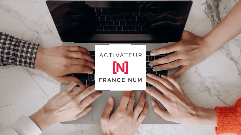 Quatre mains autour d'un ordinateur portable avec le logo Activateur France Num au centre - WenDev